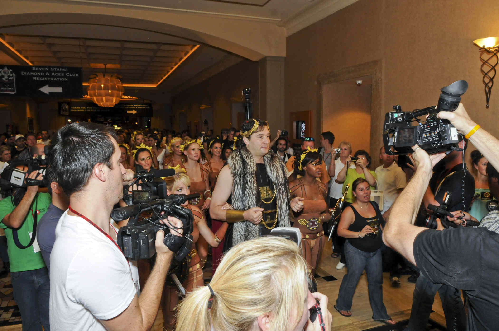 Phil Hellmuth as Caesar